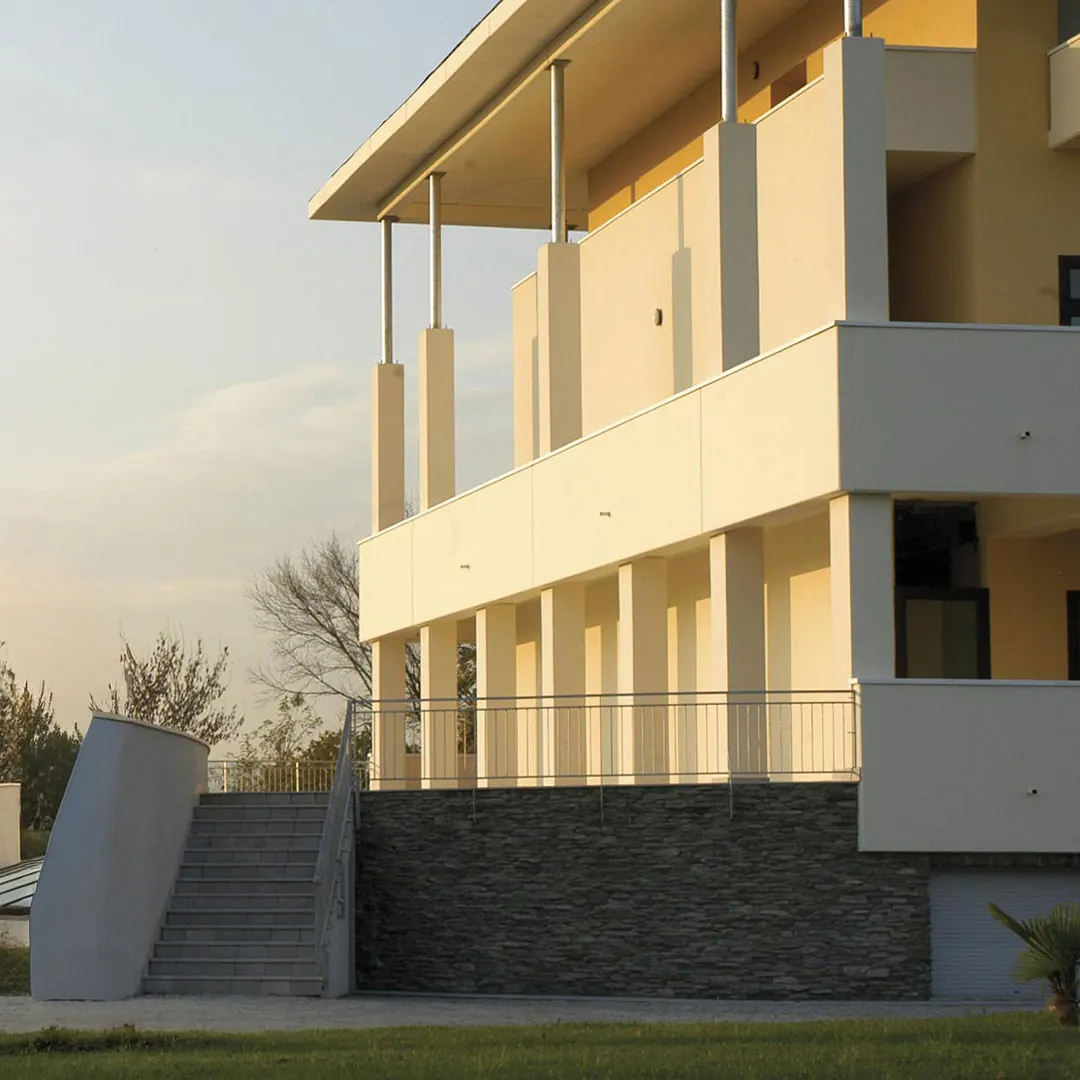 Edificio per una comunità religiosa con loggiato a pilastri e scala esterna