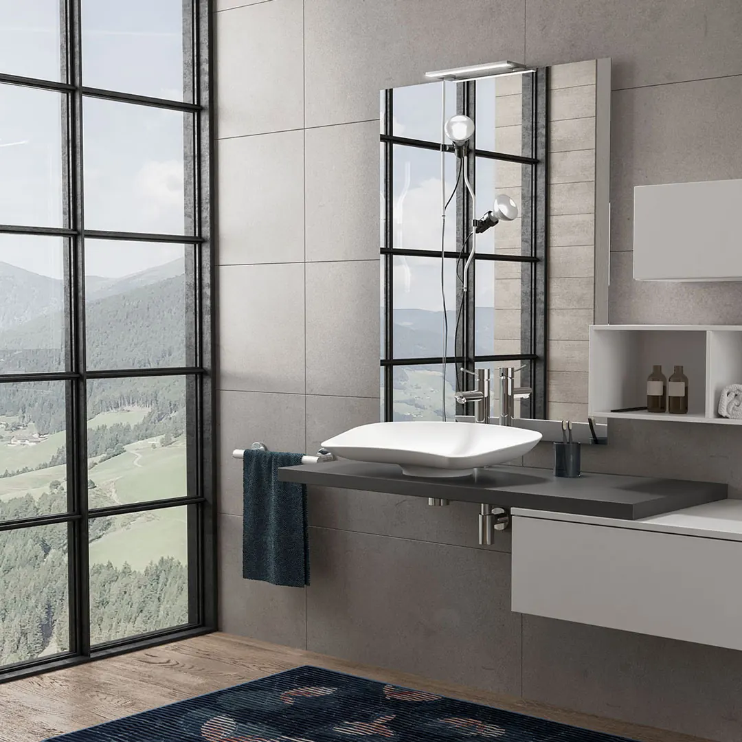 Bagno con lavabo sospeso, specchio contenitore e ampia vetrata sul paesaggio