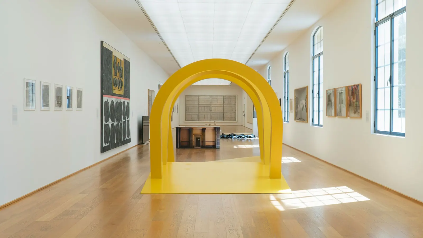 Musei Civici di Bologna: in una galleria espositiva un portale giallo ad arco segna il percorso tra le opere