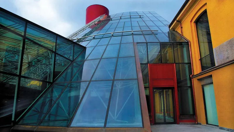 Centro Italmark a Villanuova sul Clisi: la cupola vetrata tronco-conica accanto alle facciate ocra dell'edificio industriale